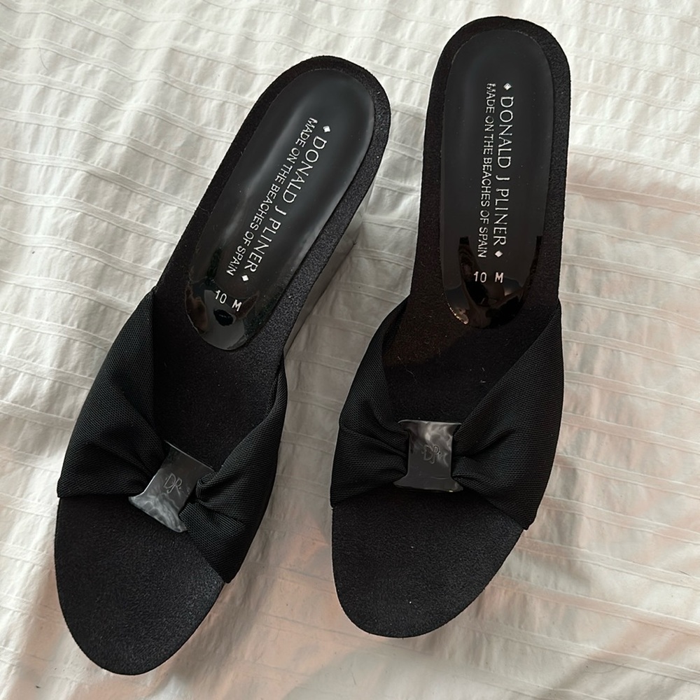 BRAND NEW Donald J. Pliner Wedge Sandals